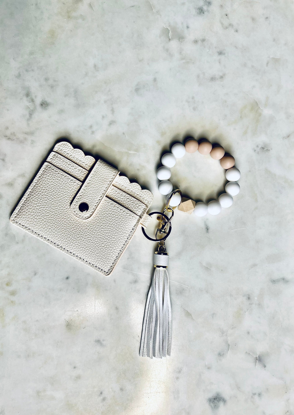 Always on the go? The Boho Chic O Wristband Keychain has got you covered! Made with 15-mm silicone beads, a split ring, clasp, and leather tassel, it's the perfect companion for life on-the-move. Plus, it comes with a super convenient credit card and ID holder, complete with a key ring to quickly hook up your keys. Whip it around your wrist and zoom out the door - no hassle, no fuss!